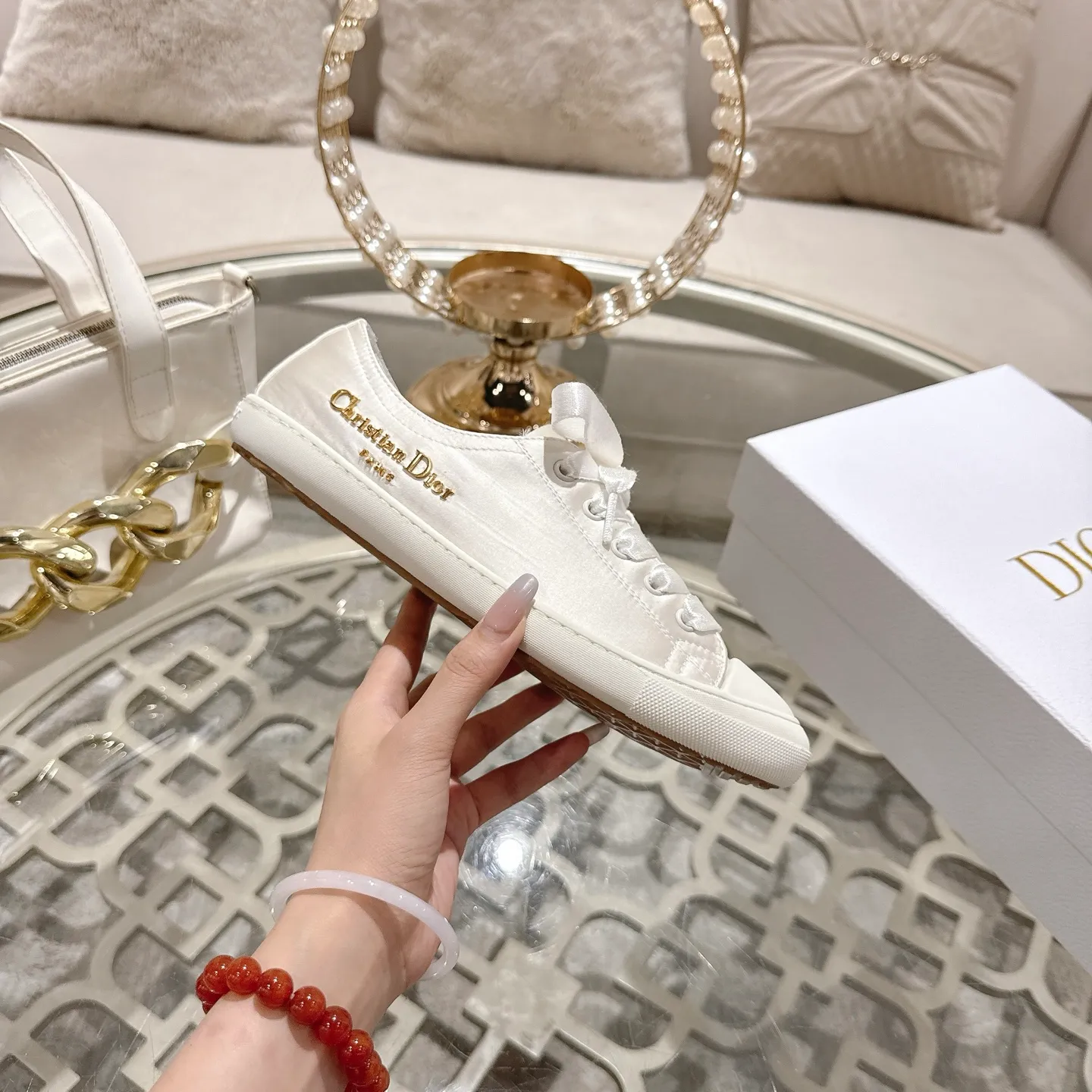 👟👟Ex-factory price 520👟👟 DIOR Dior's 2025 latest lucky satin casual shoes thin-soled shoes. Many celebrity Internet celebrities planted Chanristian Dior logo buckles. The designer really understands the needs of girls in summer. This new product Lucky thin-soled shoes are as cute as her name. The thin sole + shallow mouth design makes the whole pair of shoes very light and easy to wear. Fabric: Satin with wide satin laces of the same color. They are so beautiful that they are speechless in the sun. The soft shoe body looks like stepping on clouds with socks and culottes. It is windy and lazy when walking. It gives you the "effortless" elegance when you take a shot. Outsole: Original molded TPU outsole Size: 35-41 (41 is custom-made and cannot be returned or exchanged)